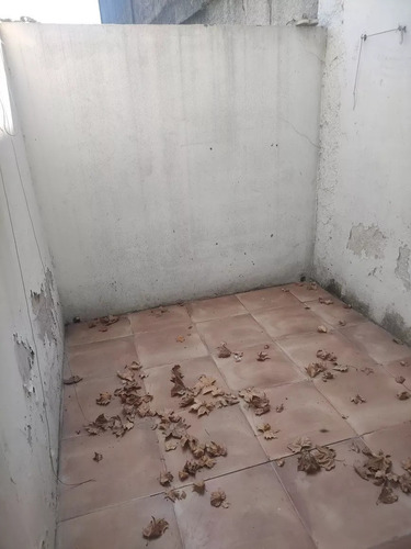 Imagen 4 de 9 de Apto Tipo Casita Interior Con Patio En Av Gral San Martin Y Pablo Ehrlich 1 Dormitorio Con Patio Reciclado. Interior Con Rejas Y Sin Gc
