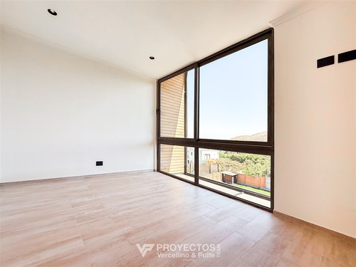 Moderna Y Espaciosa Casa Con Piscina, Jardín Y Quincho