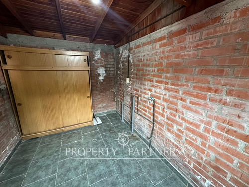 Amplia Propiedad En Sector Residencial Con Excelen...
