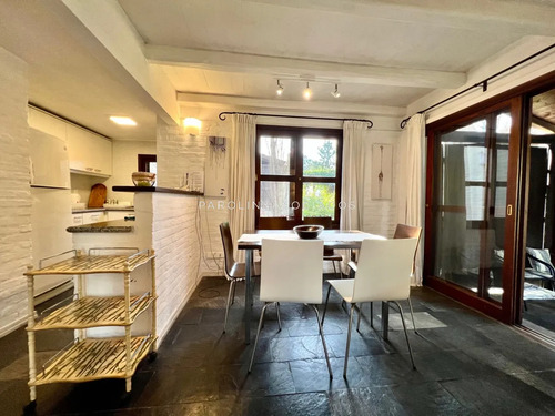 Casa En Venta De 2 Dormitorios En Barrio Privado Parque Pinares, Punta Del Este.