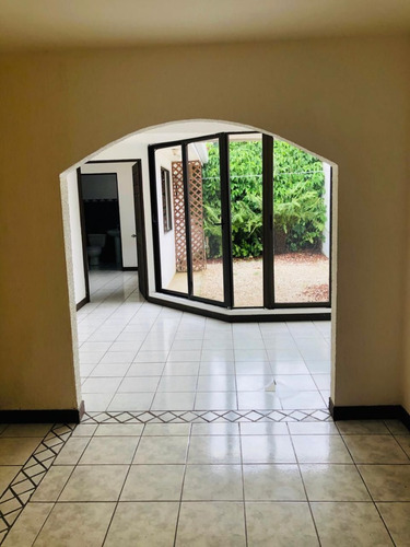 Imagen 1 de 9 de Hermosa Casa, Excelente Ubicación, Cerca De Centros Comerciales, Escuelas, Colegios, Centros De Salud