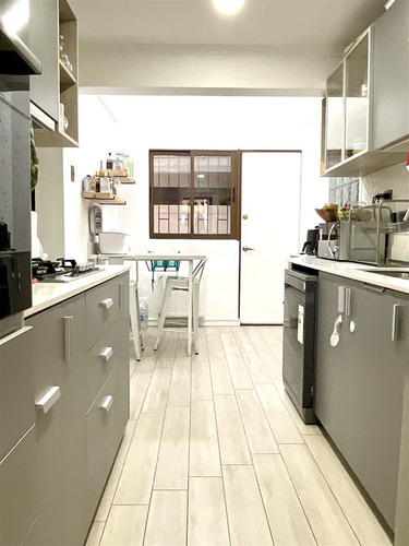 Casa En Venta De 4 Dorm. Remodelada En Las Condes