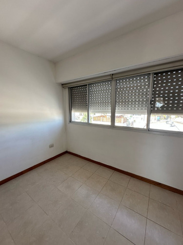 Alquiler. Departamento 1 Dormitorio. Balcón. Amplio. 1º De Mayo Y Viamonte. Bien Equipado