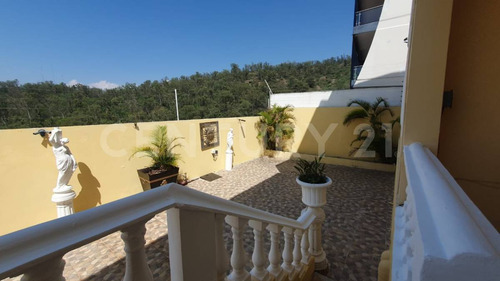 Exclusiva Propiedad Con Vista Panorámica, Ubicada En Fraccionamiento Privado
