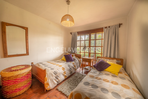 Casa Estilo Sureño, Con Cancha De Tenis