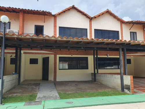 205723 Venta Townhouse, Res. La Fuente, Urb. La Cumaca, San Diego, 104m² Solo Clientes