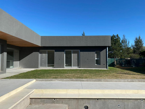 Casa De 2 Dormitorios Con Pileta Y Parrillero - San Eduardo- A Estrenar