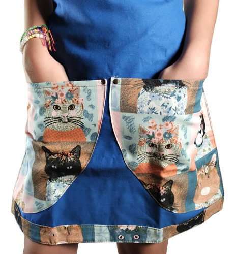 Delantal Infantil Guambia Capsula 24 Jean Y Gabardina Color Azul Diseño De La Tela Estampado Michis 1