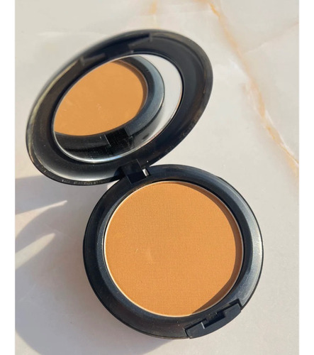 Base Mac Studio Fix Powder Plus Foundation Nc20