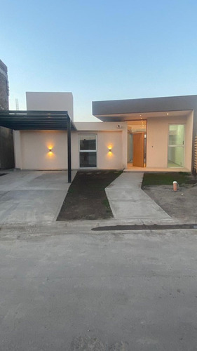 Casa En Venta En Barrio Privado Las Cortaderas 3