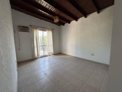 Dúplex En Venta De 2 Dormitorios C/ Cochera En Godoy Cruz