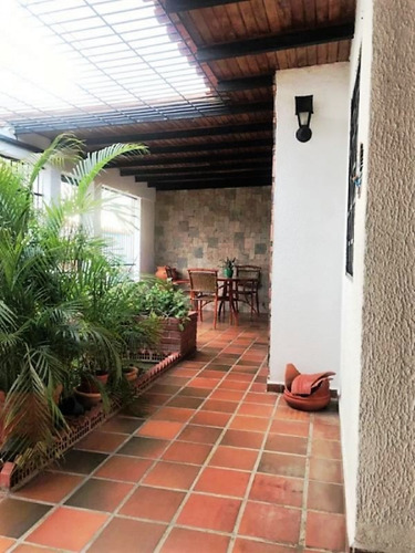 Imagen 2 de 11 de Preciosa Casa Amoblada En Urb La Floresta Av. Cancamure