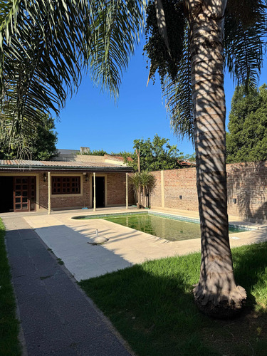 Hermosa Casa En Barrio Sarmiento Sobre Calle Granaderos.