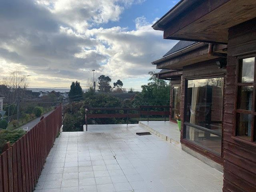 Casa En Venta De 5 Dorm. En Puerto Varas
