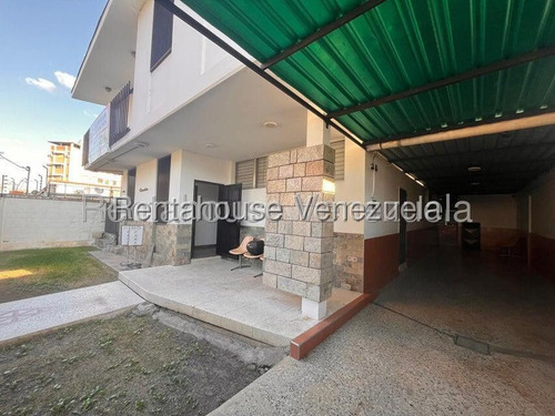 Acogedor Espacio En Planta Alta De Casa Comercial, Lara, Barquisimeto // Paola Bello // Rah Centroccidente // #25-19635