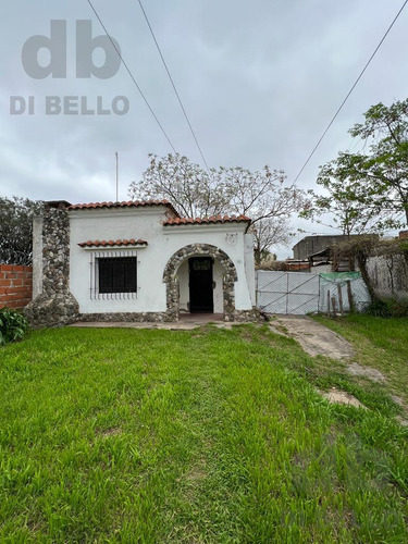 Casa Con Gran Terreno, Doble  Frente Por Calle Pellegrini Y Mitre