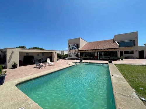 Venta Casa 1.100 Mts2, Piscina Temperada (104034)