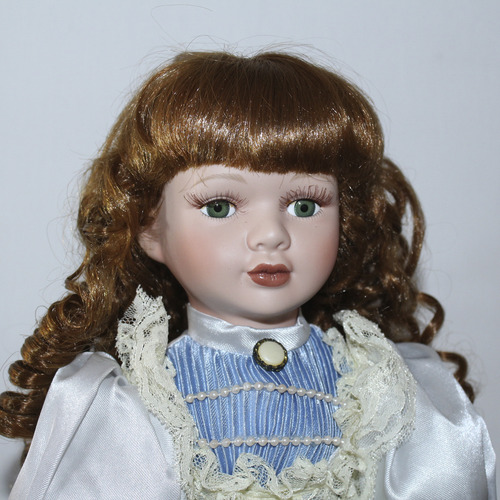 Muñeca E Porcelana Castaña Pelo Rizado Con Vestido Blanco (Usado)