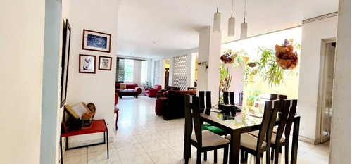 Casa Bifamiliar En Venta, Medellín La Castellana