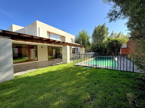Casa En Venta De 6 Dorm. En Colina