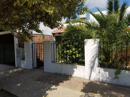 Casa En Venta -  4 Dormitorios 2 Baños - Cocheras - 300mts2 - La Plata