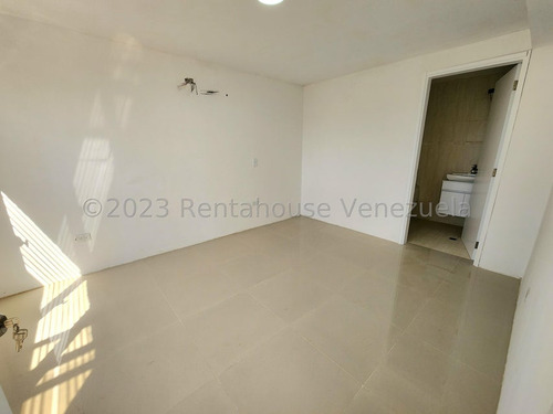 Apartamento Penthouse Dúplex Remodelado 295 M² 4h, 7b, 3p, Residencia Geminis En Calle Cerrada En Venta En Los Samanes Avenida 3 Caracas