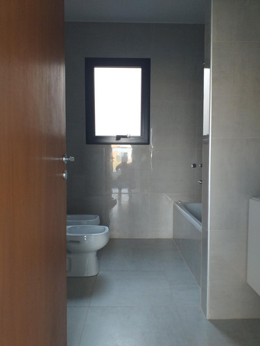 Casa En Barrio Don Mateo, 3 Dormitorios, 168 M2 Cub, Pileta, Radiadores.-