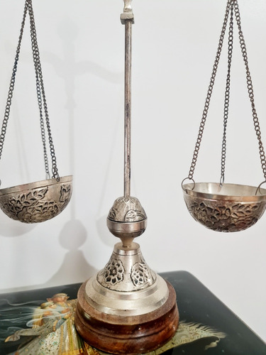 Balanza De La Justicia En Pewter Y Madera (Usado)