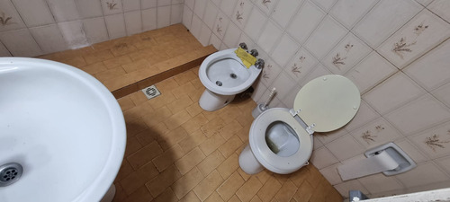 En Venta En Caseros Casa Sobre Lote Propio De 4 Ambientes 2 Baños En Dos Plantas Con Amplio Lote De Terreno F: 9591