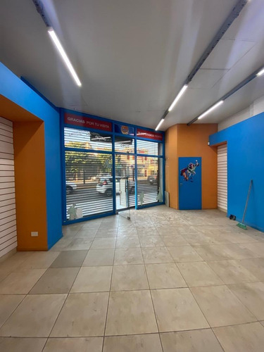 Imagen 2 de 13 de Excelente Local 200 Mts A La Calle Zona Comercial