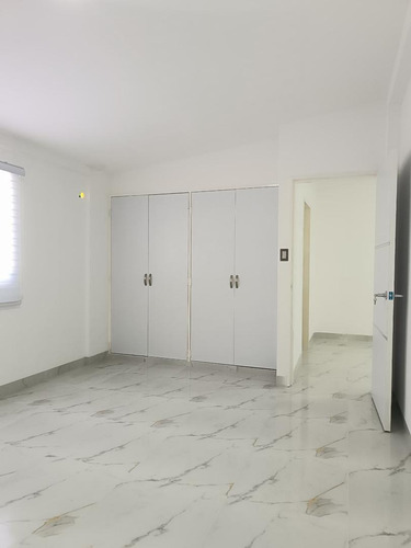 Casa En La Urb.el Trigal Norte, Ubicada En Calle Cerrada, Con Seguridad Garantizada. Zc.o