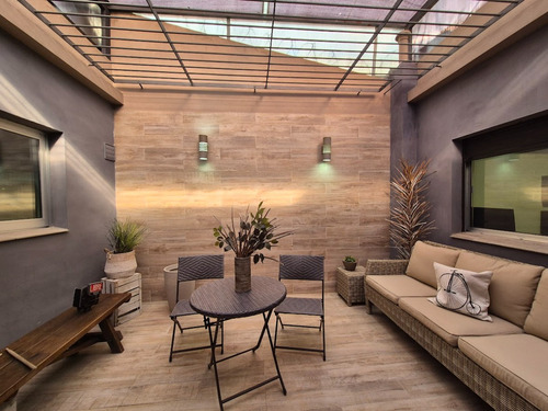 Casa Moderna, 280 Metros Construidos, Dos Plantas, Garage