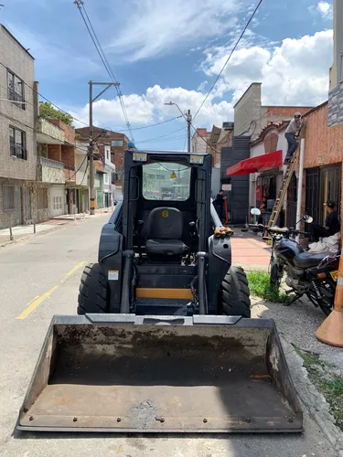 Minicargador New Holland L220 Modelo 2011