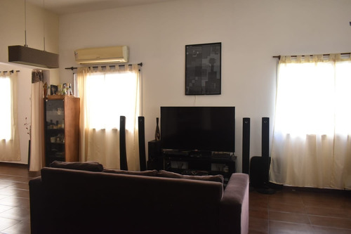 Casa En Venta En Pilar, Barrio La Angélica.