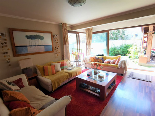 Casa En Venta De 4 Dorm. En Peñalolén