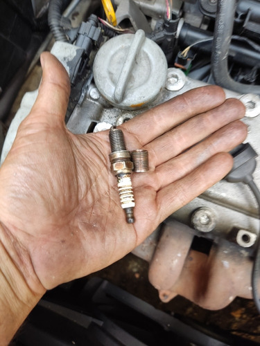 Imagen 4 de 5 de Reparación Roscas Aislada Barrida Tornillo Roto Bujia
