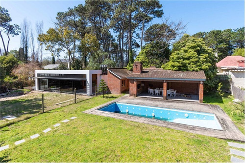 Casa De 5 Dormitorios, Próxima A Los Colegios