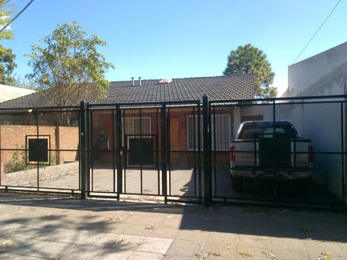 Imagen 1 de 11 de Casa Chalet En Venta C/parque Pileta, Gelpi 1600 Ituzaingo Toma Menor Valor