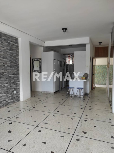 Imagen 1 de 10 de Adriana Castellanos Vende Apartamento En Trigal Centro Con Balcón Y Cocina Empotrada Cod. 152098