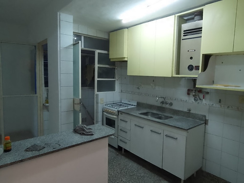 Departamento 3 Ambiente (con Dependencia Modificado A Cocina Comedor )amplio,al Frente , Excelente Ubicacion, A Mts De Corrientes Y Hospital Italiano, Dueño Directo