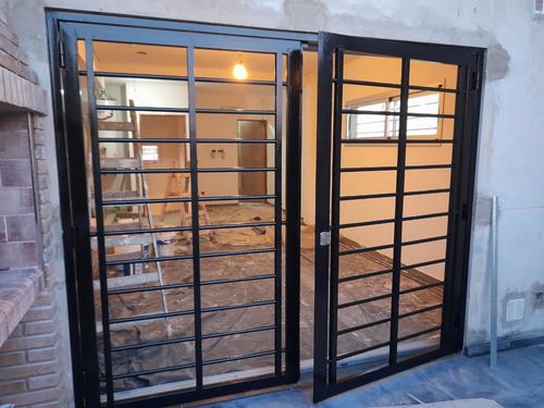 Imagen 2 de 5 de Puertas / Portones A Medida, Escaleras Y Cerramientos