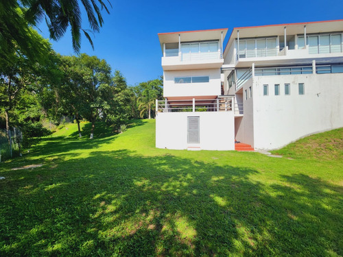 Venta De Casa Crisantemo Con Alberca Climatizada, Jacuzzi, Vistas Panorámicas Y Bonita Terraza En Fracc Rancho San Diego Ixtapan De La Sal Edomex