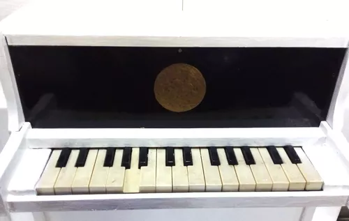 Antigo piano infantil da marca giese em madeira patinad