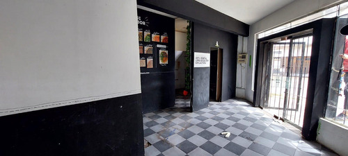 Local En Castelar Sobre Av. Arias (esquina)