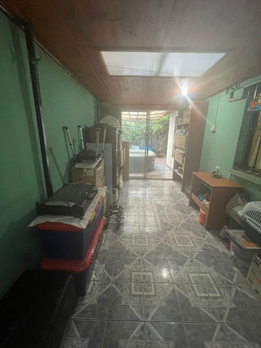 Villa Los Acacios, Metro Elisa Correa