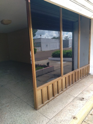 Se Vende En Precio De Oportunidad Local Céntrico A Pie De Calle En Los Edificios El Chaparral De La Ciudad De Anaco. (a.p)