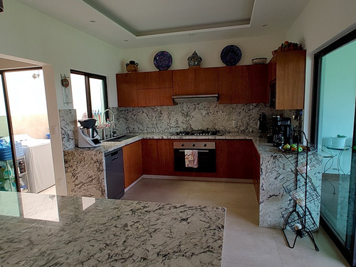 Casa Residencia En Venta En Lomas De Jiutepec.