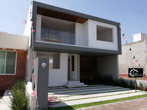 Se Vende Hermosa Casa En El Refugio, 3 Recamaras, Jardín, De