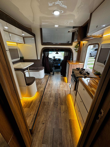 Motorhome Sprinter517 2024 Para 6pessoas Viajando E Dormindo