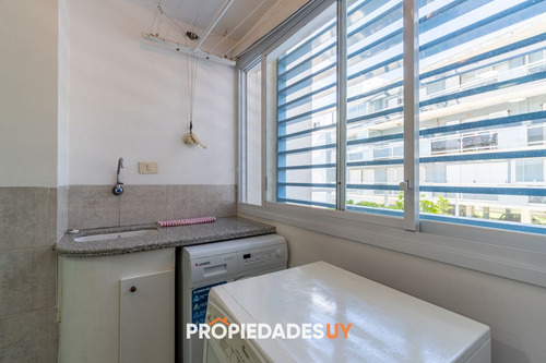 Apartamento De 3 Dormitorios En Playa Brava, Primera Linea
